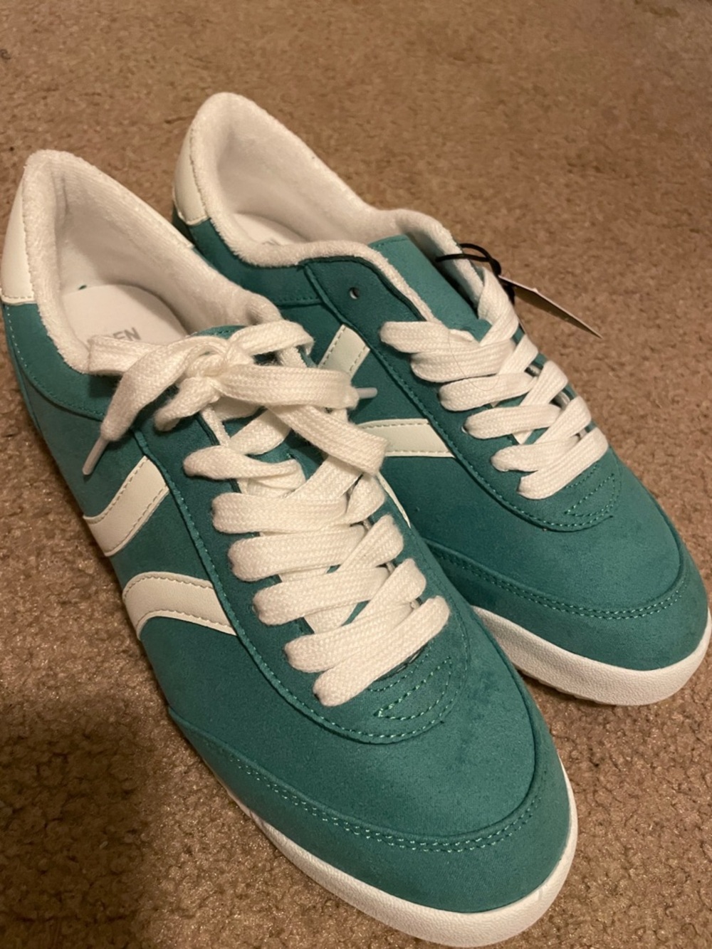 NWT Madden NYC Green and white Low-Top Sneakers, size 8